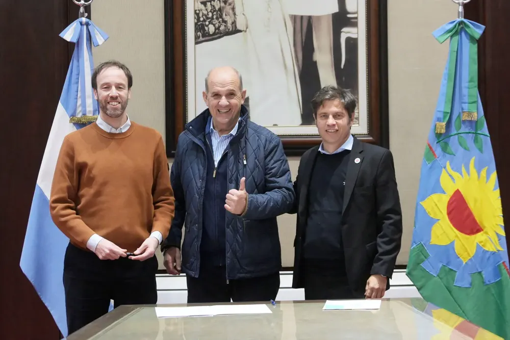 El gobernador Axel Kicillof firmó el convenio con el intendente de Pehuajó, Pablo Zurro