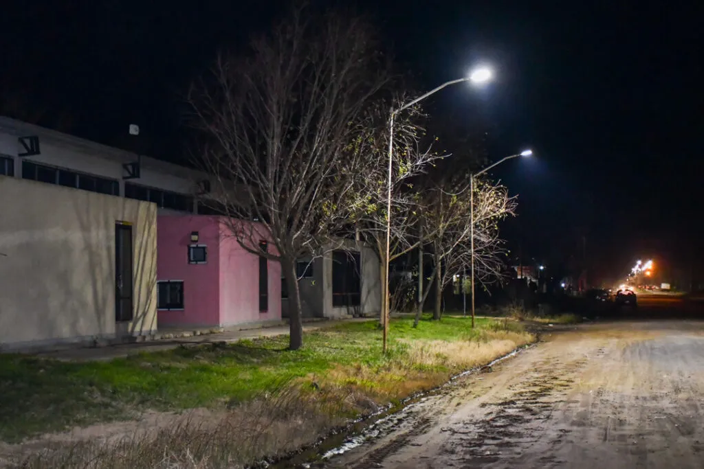 Con la presencia de vecinos, el intendente acompañó el encendido de nuevas luminarias LED 2