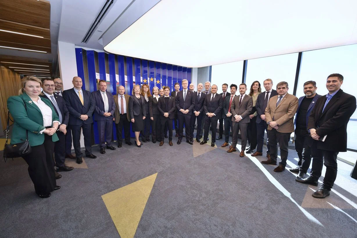 Fondos, avales y proyección: qué hay detrás del acercamiento de Kicillof a la Unión Europea.