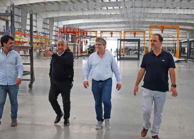 Salazar visitó la planta de Ecosan, empresa que construirá los nuevos Consultorios Externos del Hospital Municipal