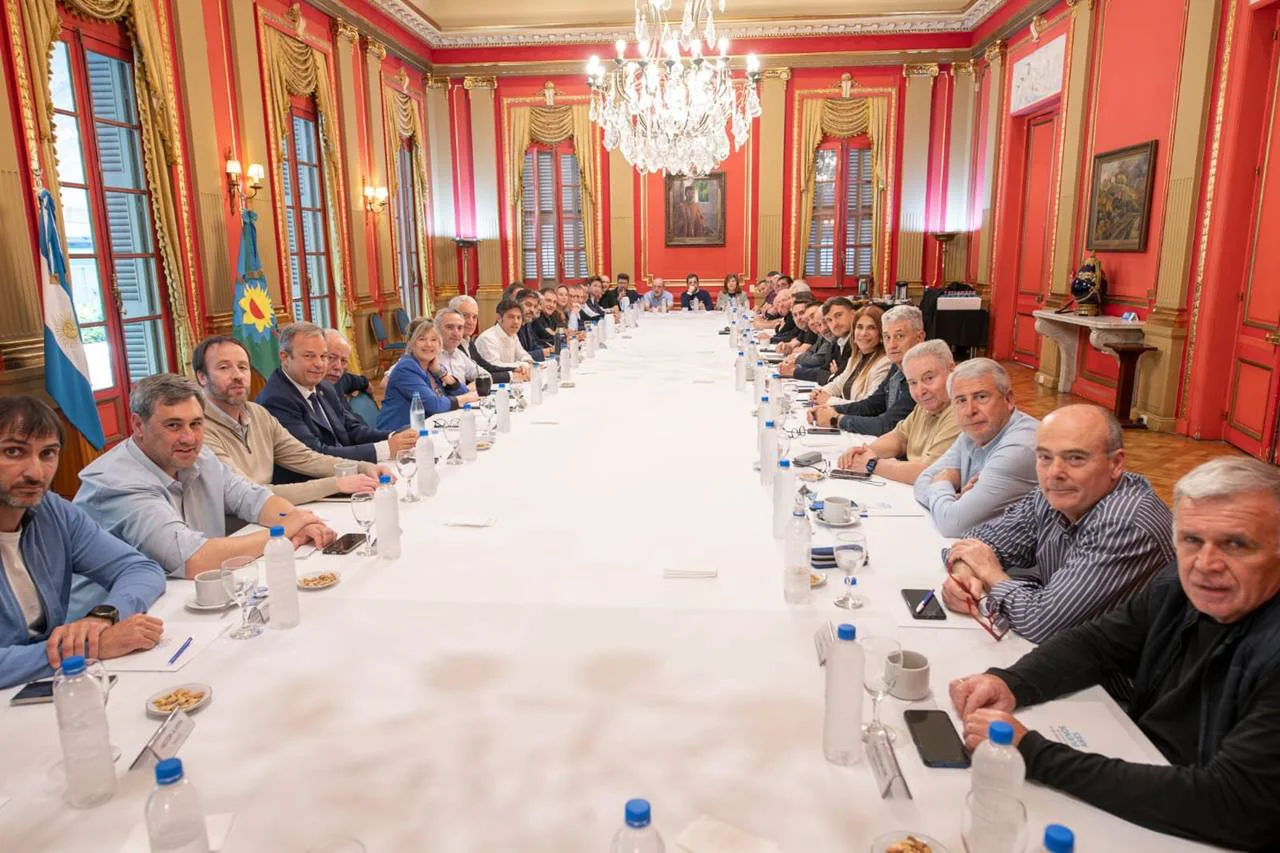 Kicillof recibió a intendentes del MDF en la Gobernación. 2