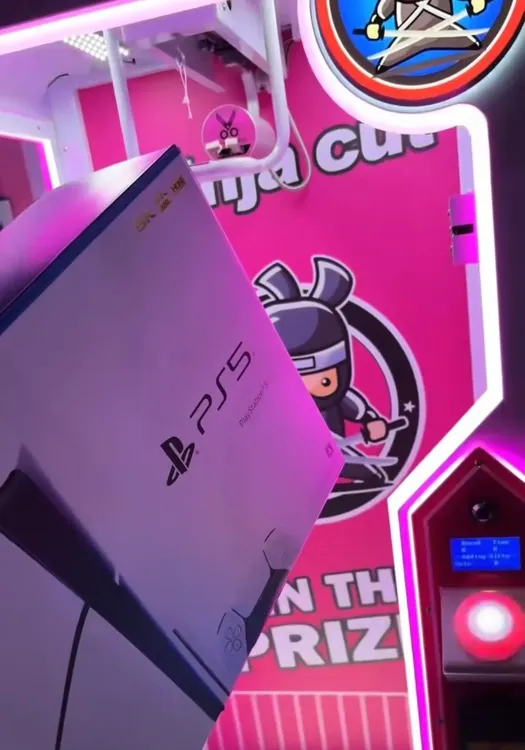 Ganó una playstation 5 en un shopping y la hazaña emocionó a millones