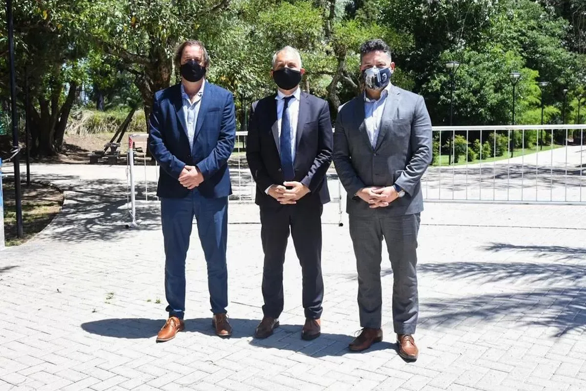 Menéndez recibió la visita del Ministro Alak y juntos visitaron el predio donde se construirá el departamento judicial