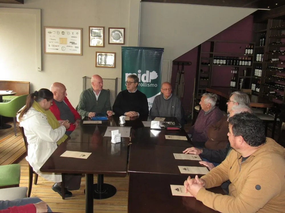 El diputado Falcone (centro) informó novedades de la Autovía de la Ruta 5 a vecinos y dirigentes de 9 de Julio.