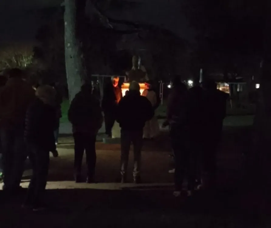 Reclamo vecinal por falta de luminaria y abandono de las plazas en Capitán Sarmiento