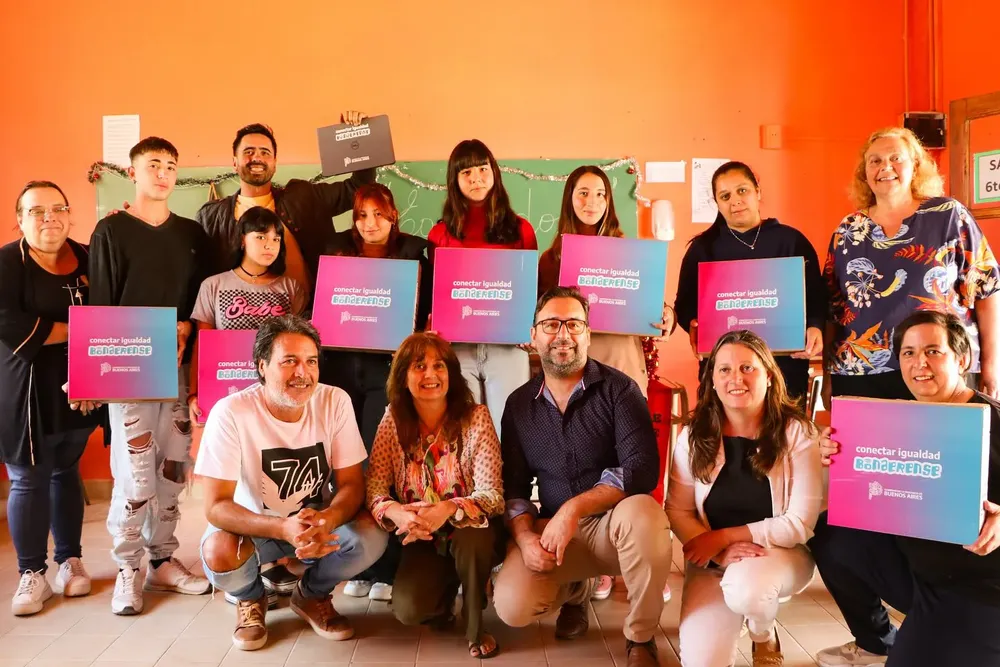 Villagrán entregó netbooks a jóvenes.