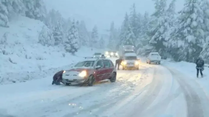 Autos varados por las fuertes nevadas