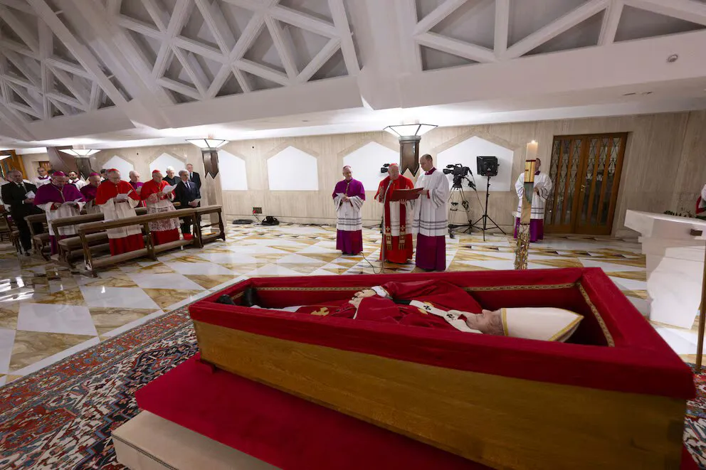 El Vaticano publicó las primeras imágenes del papa Francisco en su féretro (AFP)