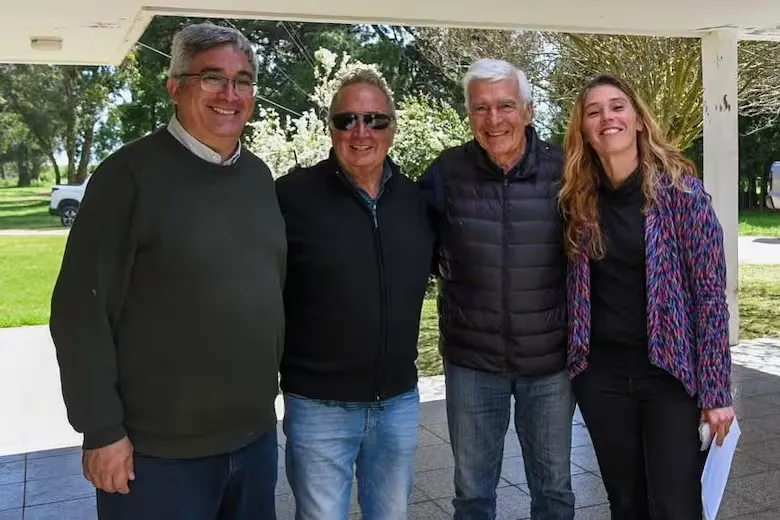 El ministro Rodríguez junto al presidente de la Federación y productores de papa