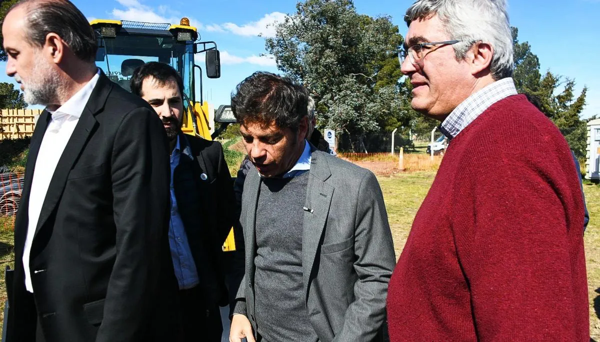 Junto a Susbielles, Kicillof entregó maquinaria para mejorar los caminos de Bahía Blanca