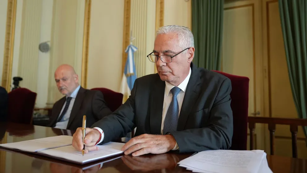 El presidente de la Corte bonaerense, Sergio Torres. Detrás, Daniel Soria.