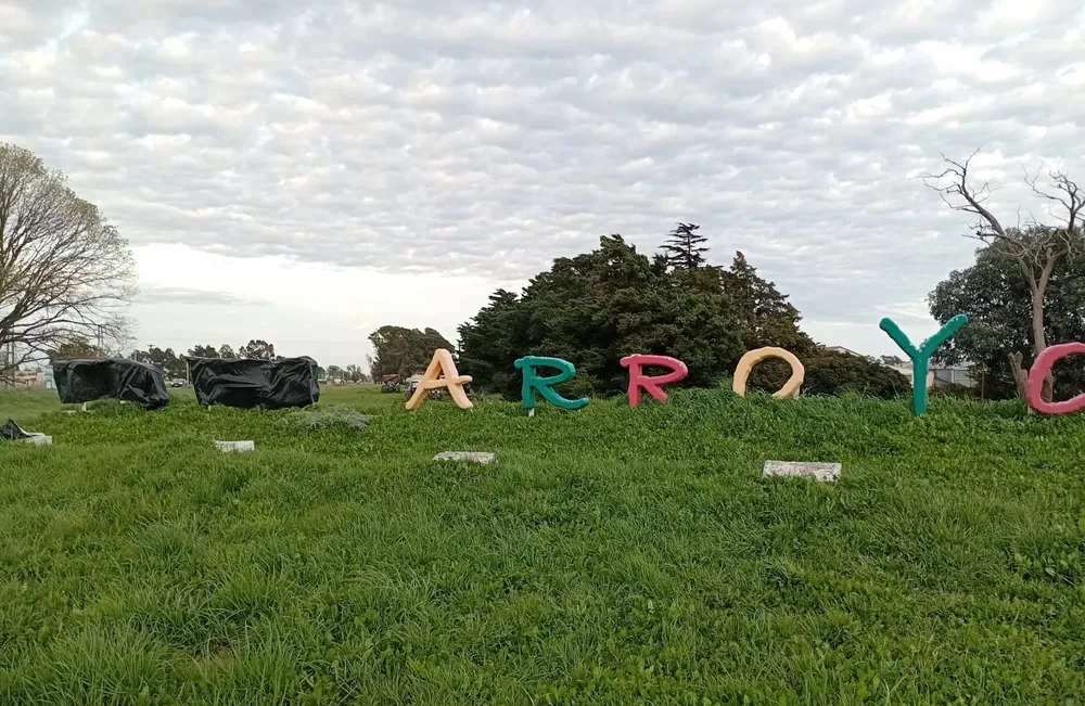 Taparon el “Tres” del cartel la postal de la llegada de Espert y Santilli