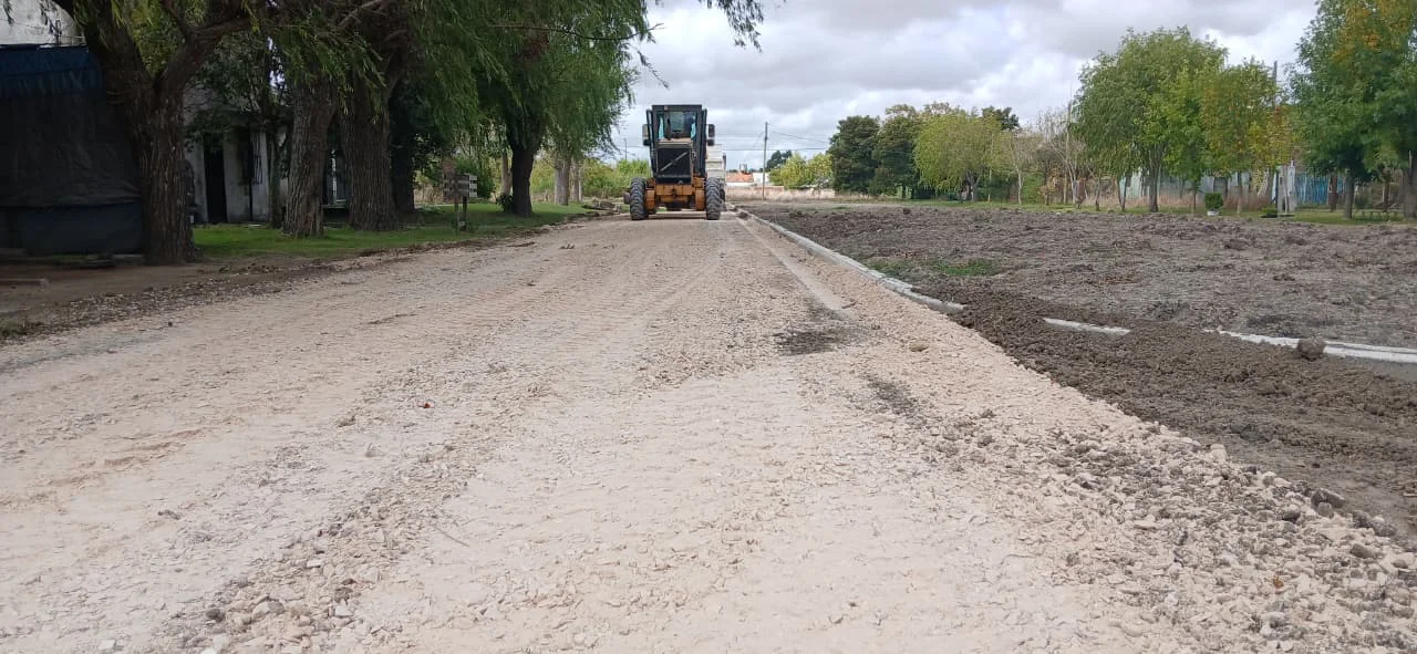 Tareas de mantenimiento y arreglos de calles en Paraje Las Chacras y el casco urbano