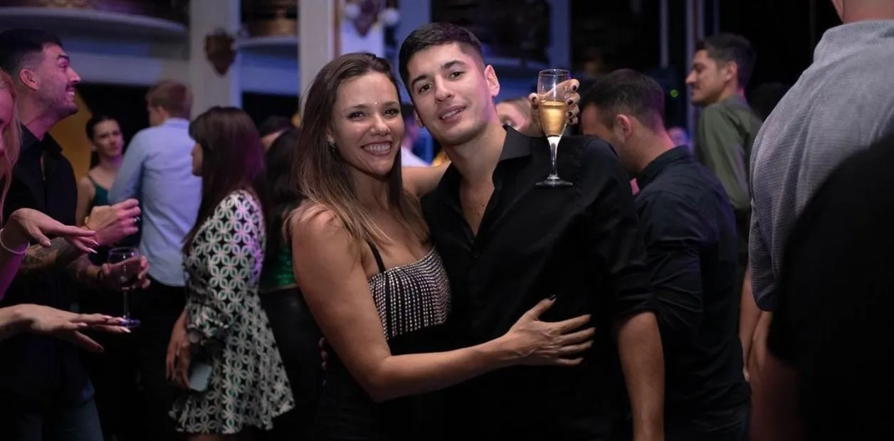 Luciana Rubinska junto a su novio.
