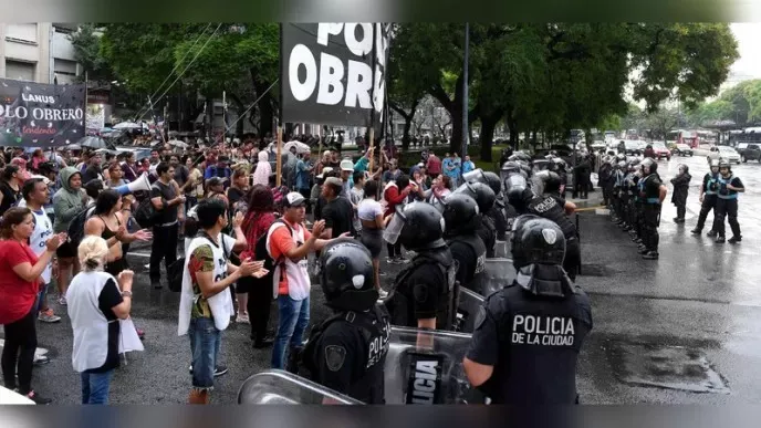 Las organizaciones sociales hicieron sentir sus reclamos en una jornada tensa