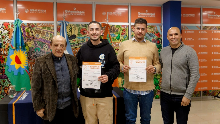 Mussi entregó certificados de habilitación a 17 comercios