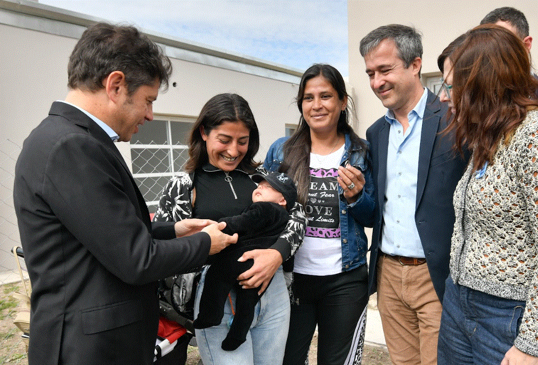 Kicillof entregó viviendas en Lobería.