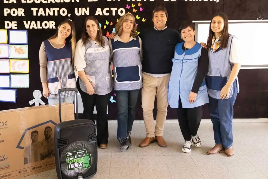 Acerbo realizó la entrega de equipamiento en instituciones educativas de la ciudad.