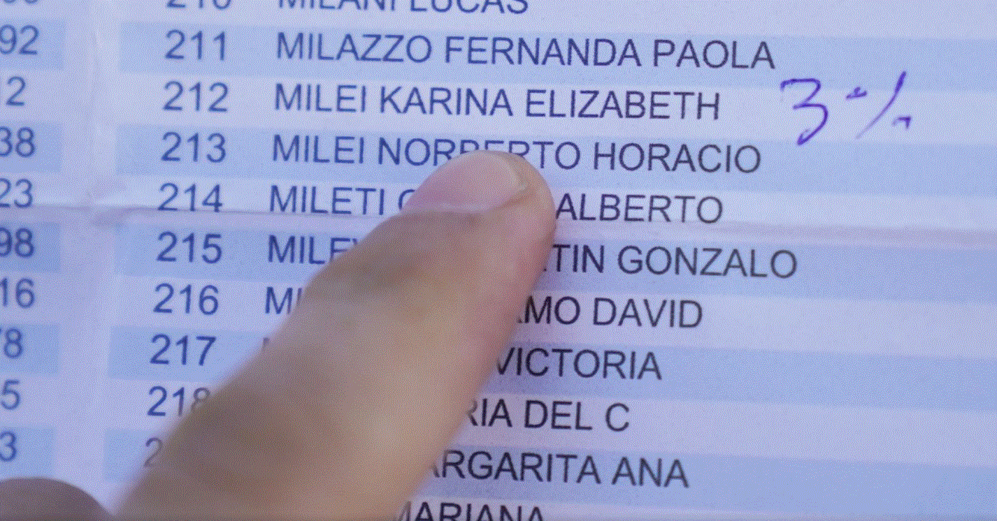 A Karina Milei la chicanearon en el padrón electoral del Instituto Pedro Poveda, lugar donde votó. 