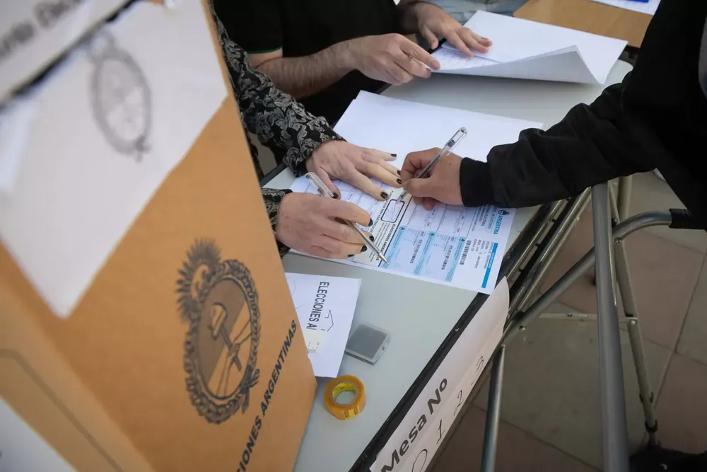 Mas de 13 millones de bonaerenses votan precandidatos para la gobernacion de la provincia