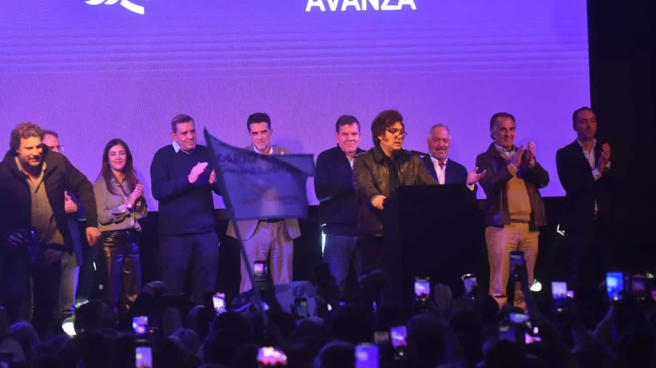 Javier Milei junto a los candidatos seccionales de La Libertad Avanza para las legislativas bonaerenses