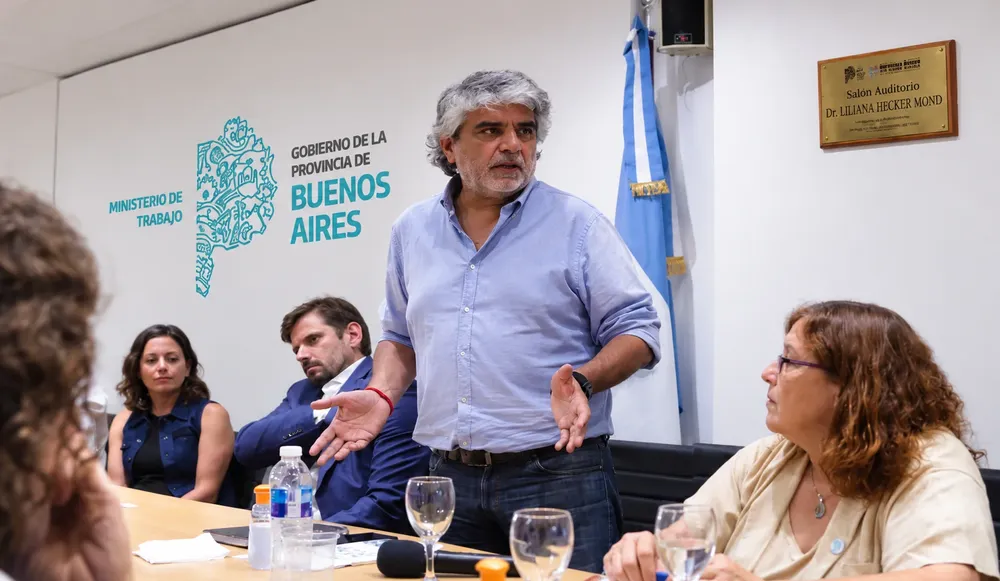 Correa en una reunión con representantes sindicales para avanzar en la conformación del Consejo del Empleo Municipal.