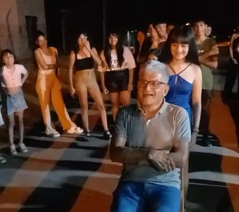 Abuelo juega con sus 28 nietos risas y un blooper inolvidable
