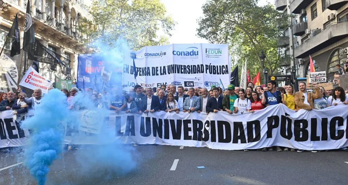 Fuerte manifestación contra el ajuste a las universidades