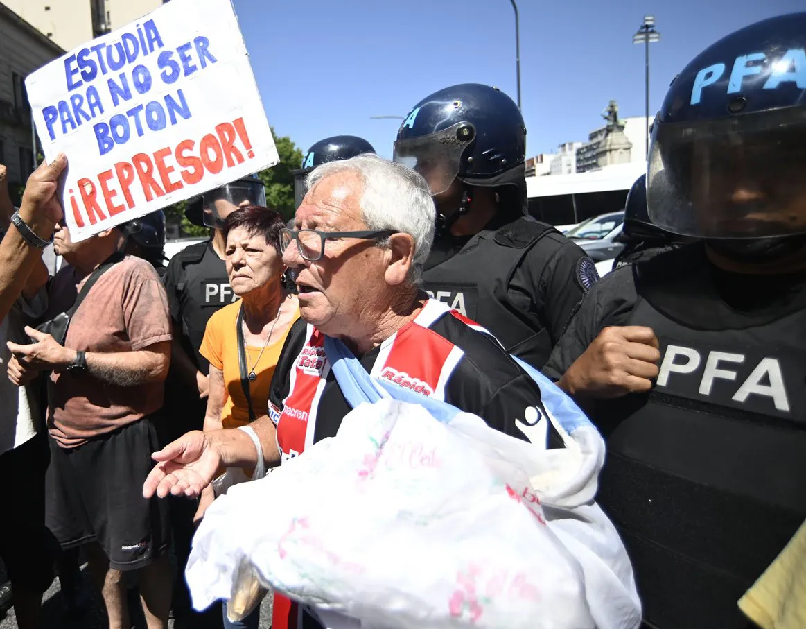  un grupo de jubilados fue reprimido por la Policía Federal mientras movilizaba a las oficinas centrales del PAMI 