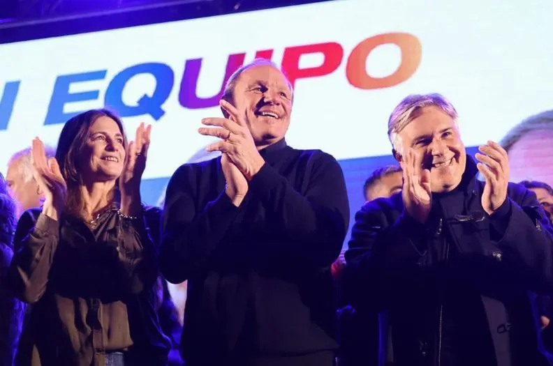 Guillermo de Rivas celebró junto a Llaryora