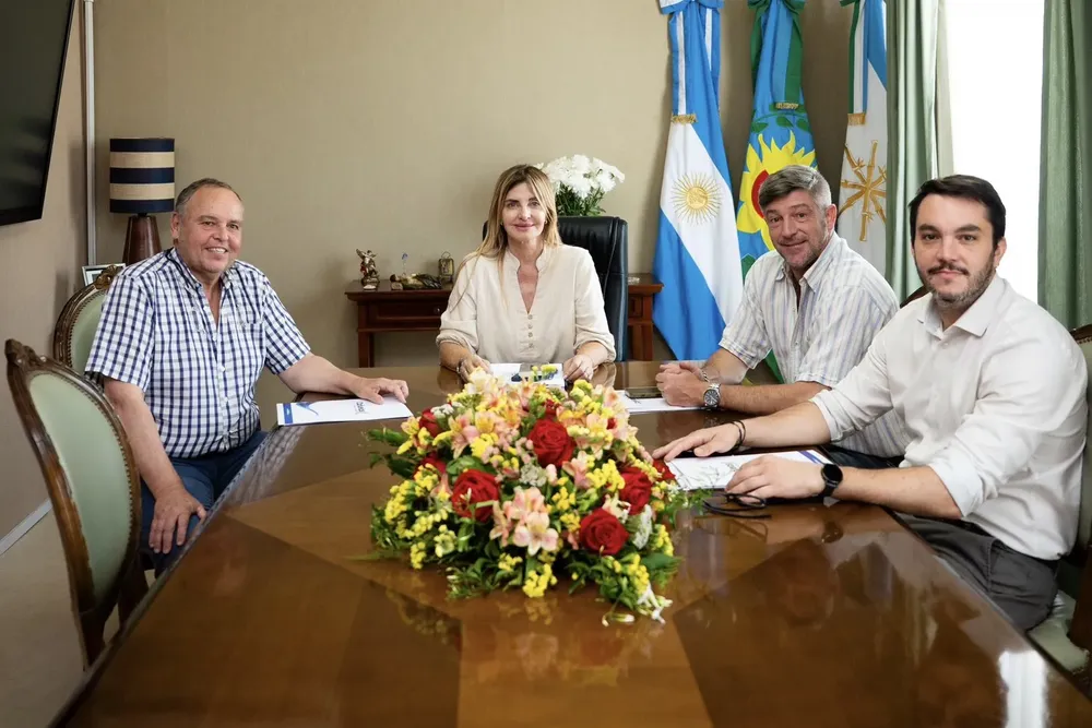 Fassi con autoridades del Mercado Agroganadero