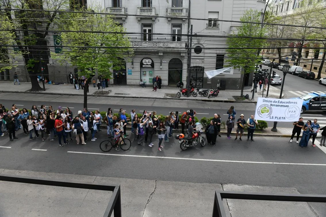 Protesta de docentes bonaerenses en La Plata.