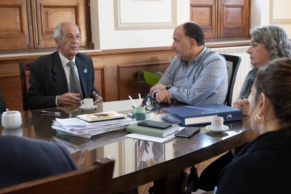 Acuerdo clave en Tres Arroyos diez viviendas para policías y nueva oficina de la Caja de Retiros