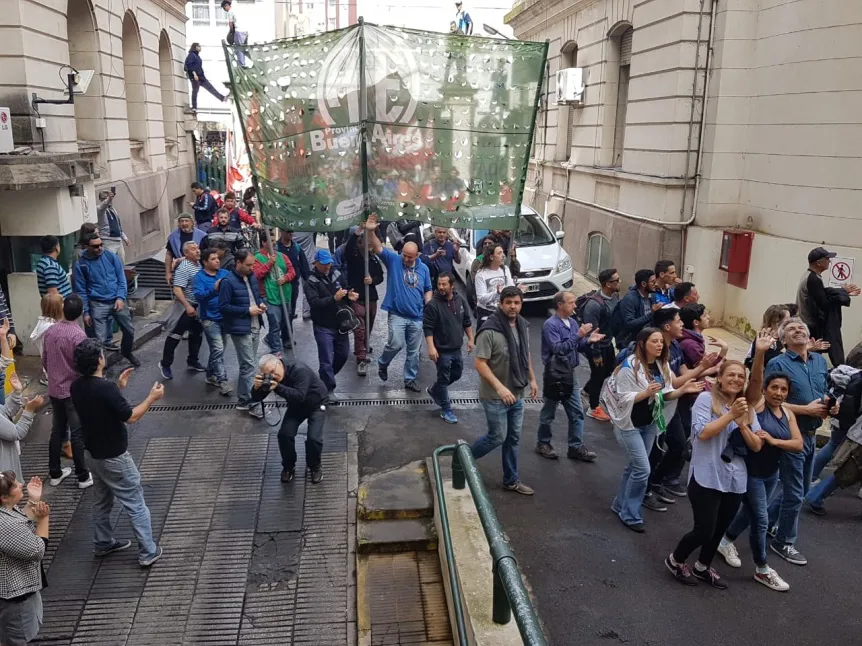 Trabajadores de Astilleros toman el Ministerio de Economía