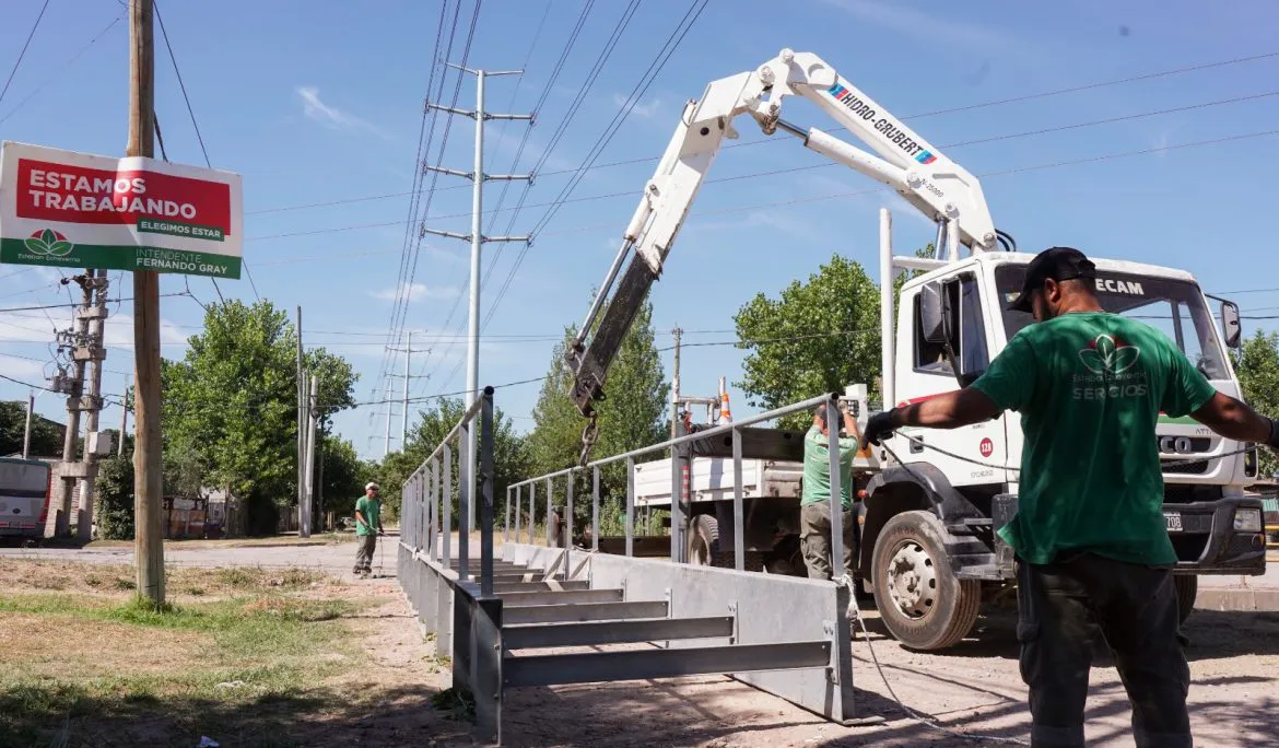 El Municipio avanza en la construcción de un puente peatonal sobre el arroyo Ortega.