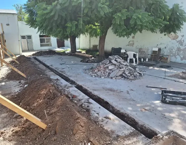 Obras en Alberti intervenciones en la Escuela N°1 y ampliación del hogar en Coronel Mom