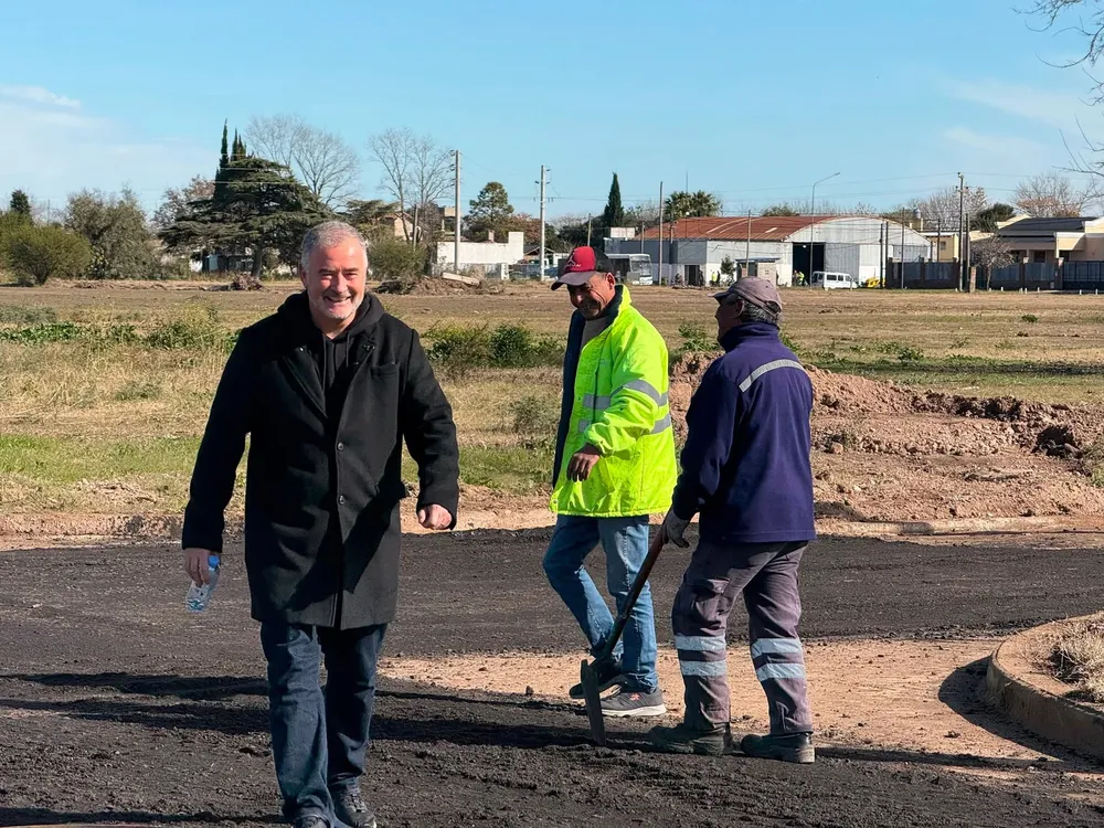 Poletti recorrió los trabajos de pavimentación de la continuación de la Avenida Mitre