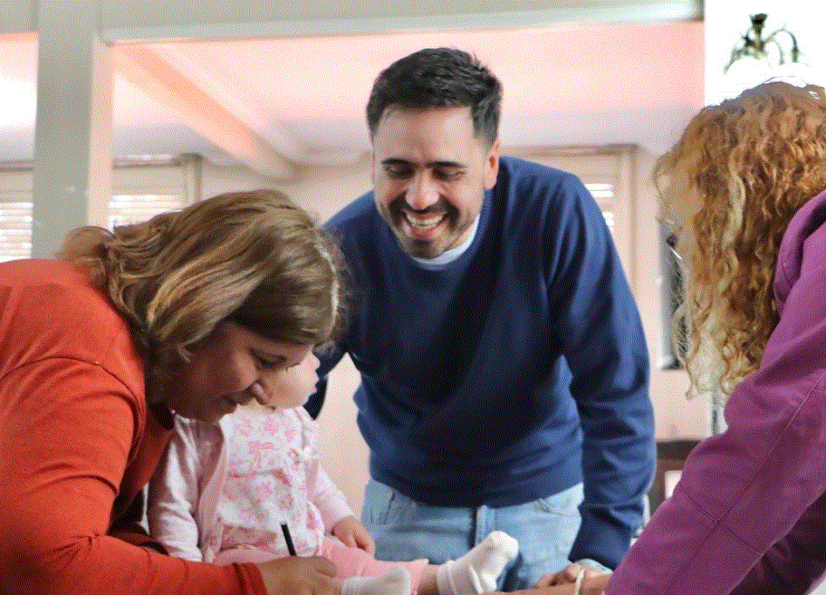 Villagrán junto a vecinos que accederán a la escritura de sus hogares.