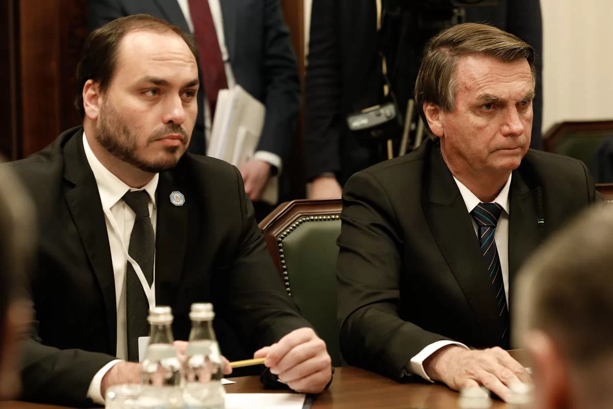 Carlos-Bolsonaro-junto-a-Jair-Bolsonaro
