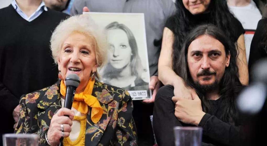 La diputada y nieta restituida Victoria Montenegro presenta su libro Hasta ser Victoria