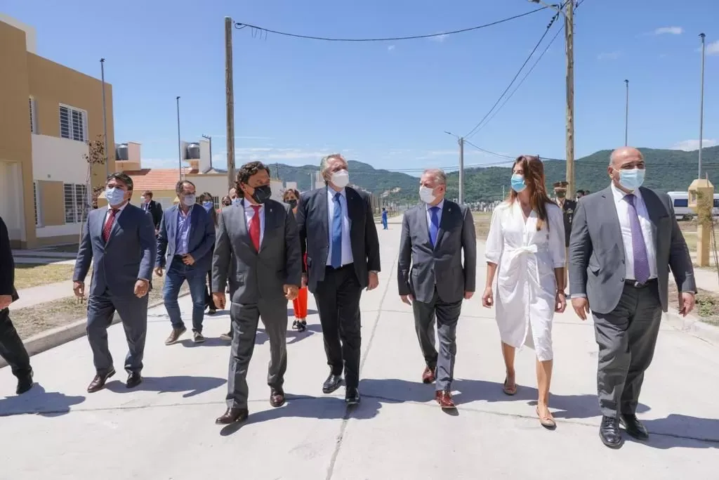 "Llevamos entregadas 40 mil viviendas en todos los lugares del país, y las viviendas llegan más allá de quienes gobiernan", dijo el Presidente