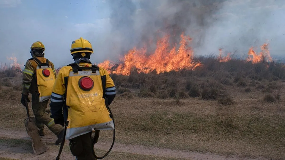 Mientras combaten incendios en Epuyén, el norte del país también arde