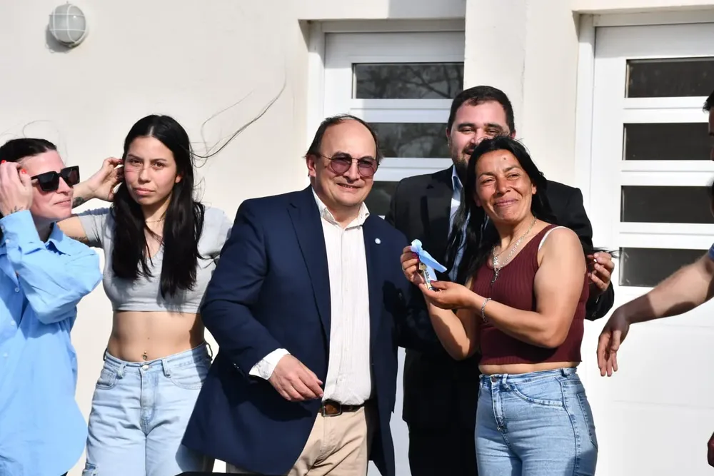 Salomón entregó viviendas en Cazón 3