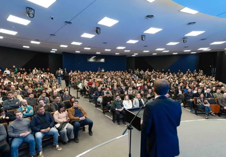 Otermín presentó el Instituto Comunidad 3