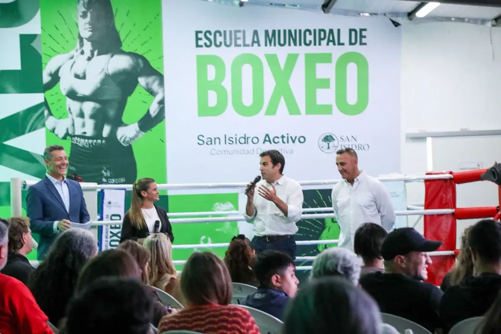 Con un homenaje a la Locomotora Oliveras, reinauguró la Escuela de Boxeo