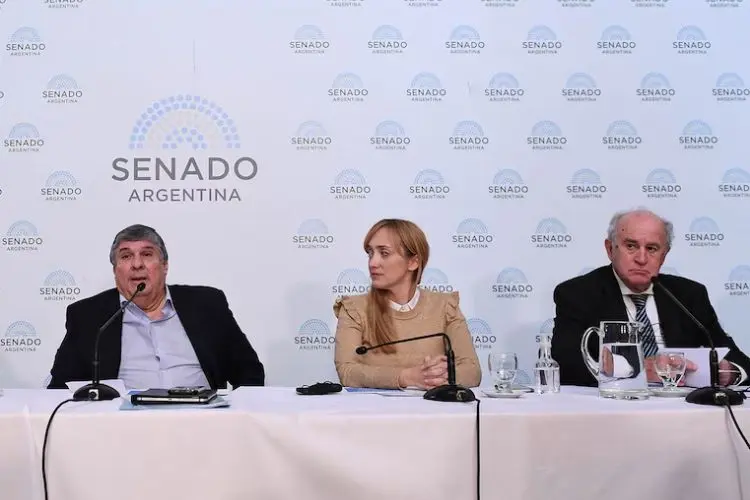 Mayans, Sagasti y Parrilli.