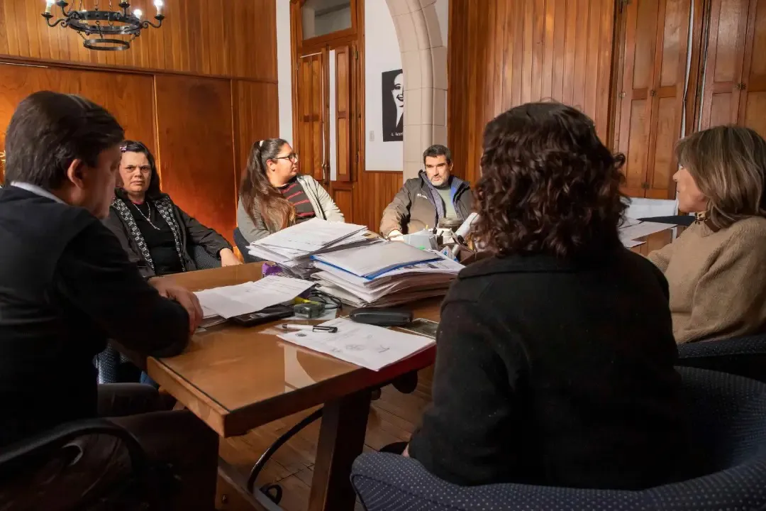 Acerbo junto al equipo directivo y la comisión del CEPT N° 27 2