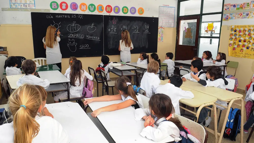 Alcohol, mesas alejadas y paneles acrílicos: así son las escuelas pospandemia en Santiago del Estero