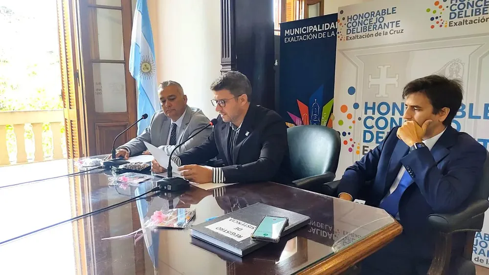 Nanni inauguró sesiones en Exaltación de la Cruz.