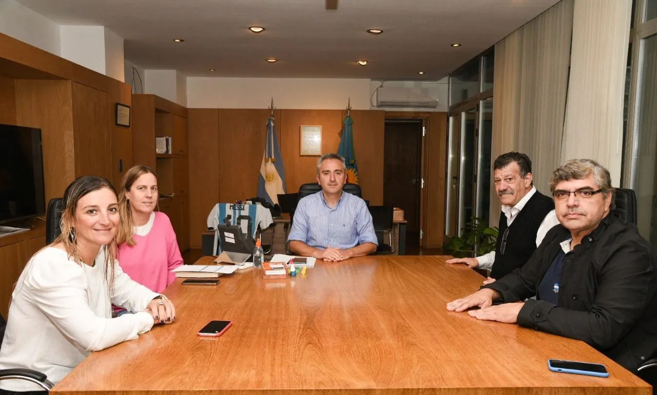 Barenghi se reunió con Larroque.